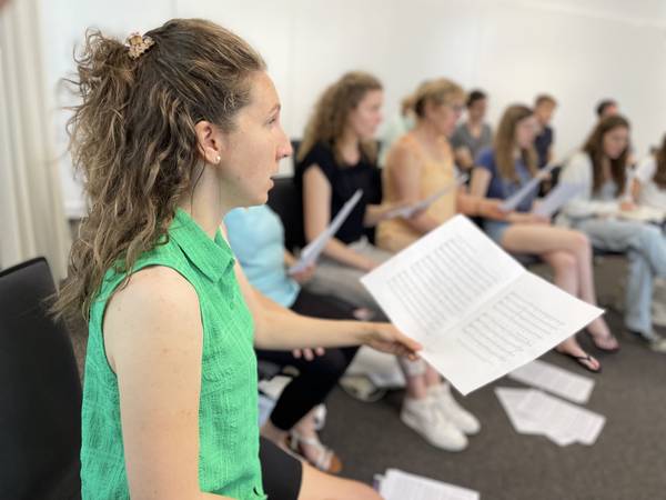 Eine Sängering singt im Chor des Intensivkurses zur C-Ausbildung